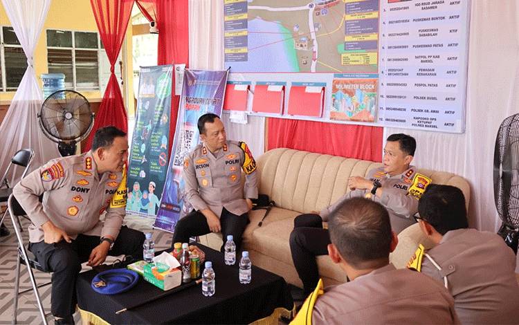 Kapolda Kalteng Pantau Arus Mudik Lewat Udara, Sambangi Pos Pelayanan Bundaran Sanggu