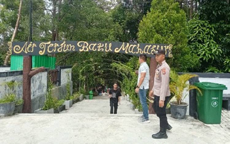 Personel Polres Gumas Sambangi Wisata Batu Mahasur Jaga Keamanan Libur Lebaran
