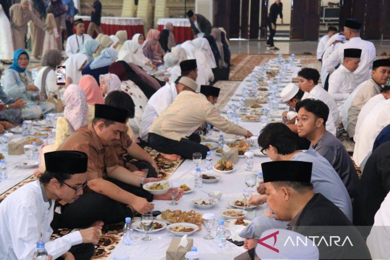 Hangatnya Saprahan di Pendopo, Cara Gubernur Kalbar Rayakan Lebaran Bersama Warga