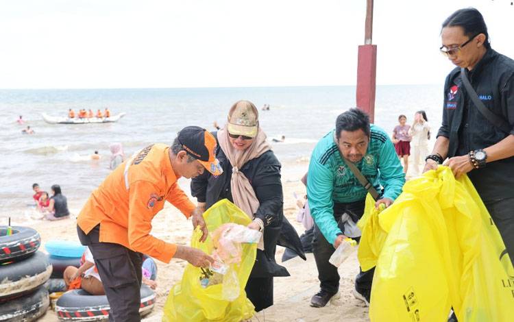 Wabup Kotim Ingatkan Pengunjung Pantai Ujung Pandaran Jaga Kebersihan