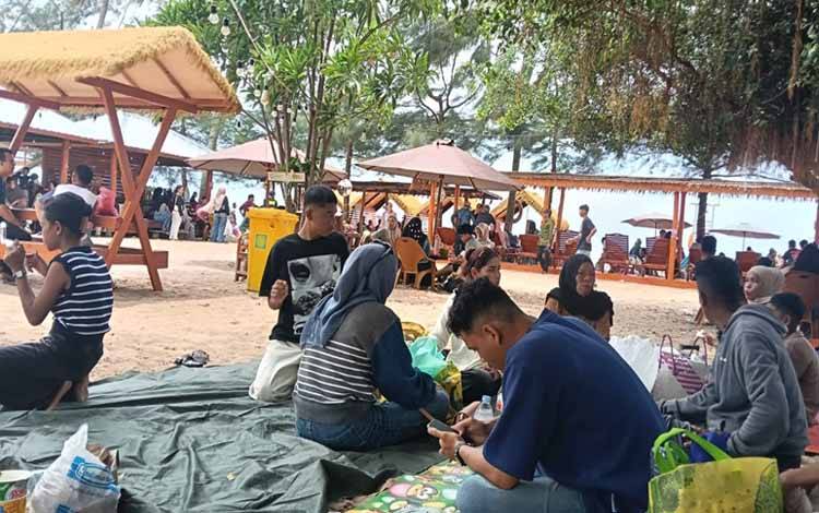 15.680 Pengunjung Padati Pantai Bugam Raya Sumbang PAD Rp78,4 Juta