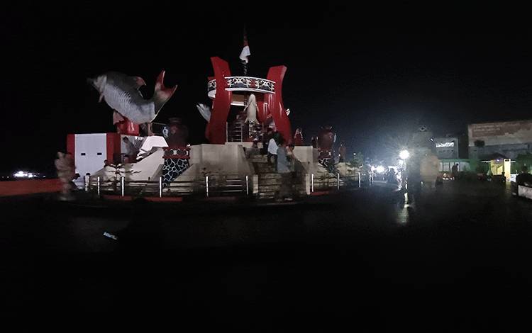DKUPP Kotim Respon Keluhan Padamnya Lampu Taman Ikon Jelawat Sampit
