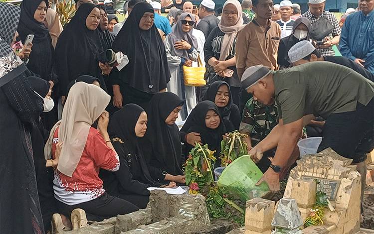 Ratusan Sahabat Antarkan Camat Baamang Sufiansyah ke Peristirahatan Terakhir