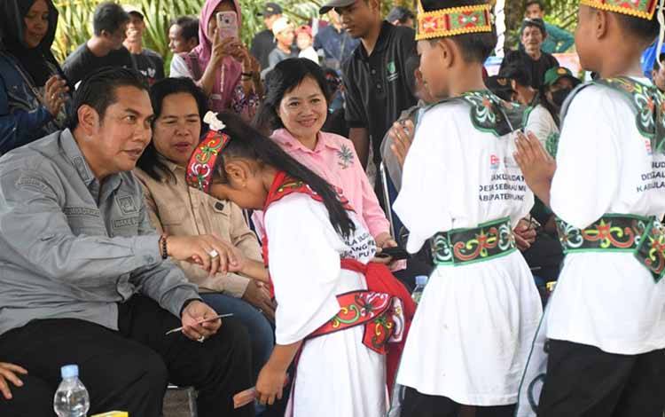 Wabup Pulang Pisau Apresiasi Pergelaran Sakula Budaya di Sebangau Mulya