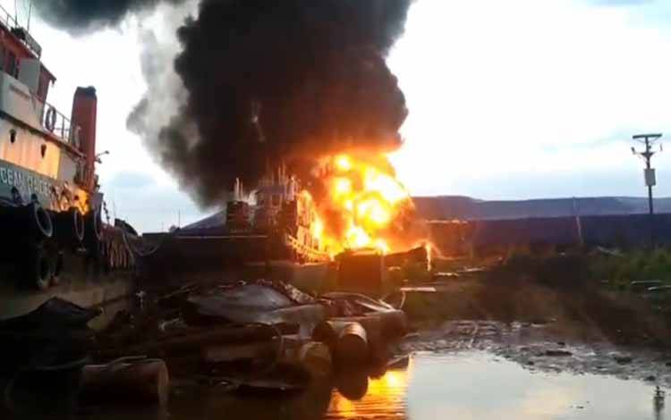 Kapal Tagboat Terbakar di Tanah Mas Sampit
