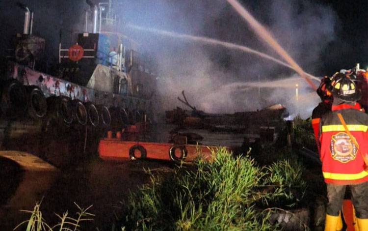 Satu Orang Tewas dalam Kasus Tagboat Terbakar di Sampit, Satu Luka Parah, Satu dalam Pencarian