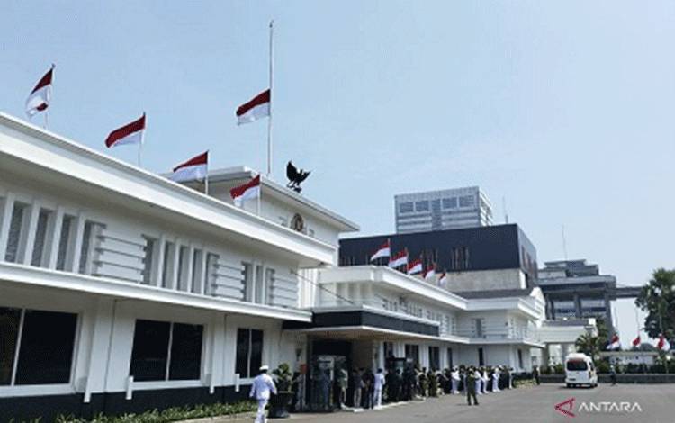 Kemenhan Pasang Bendera Setengah Tiang atas Wafatnya Juwono Sudarsono