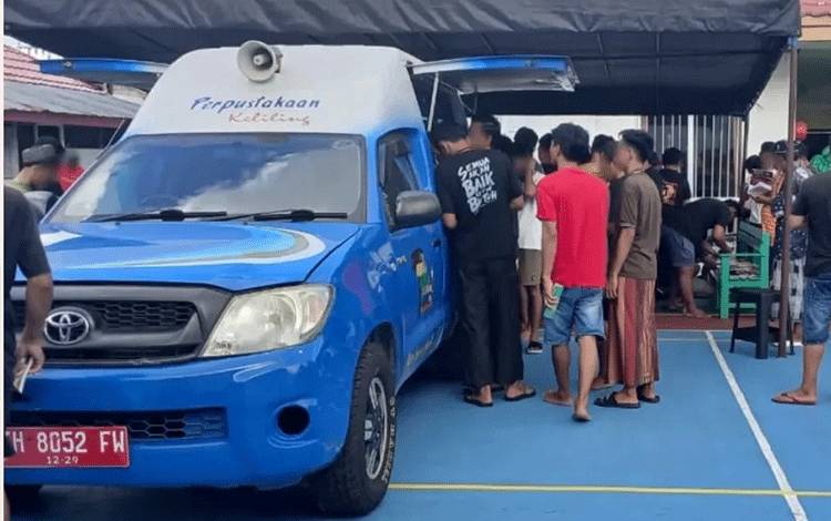Dispustakasip Tingkatkan Layanan Literasi Pasca Lebaran Lewat Perpustakaan Keliling di Lapas Sampit