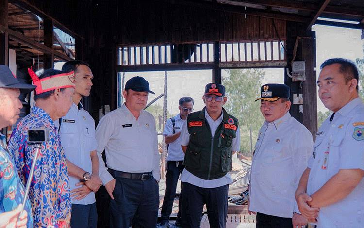 Pemkab Kapuas Serahkan Bantuan terhadap Korban Kebakaran di Bataguh