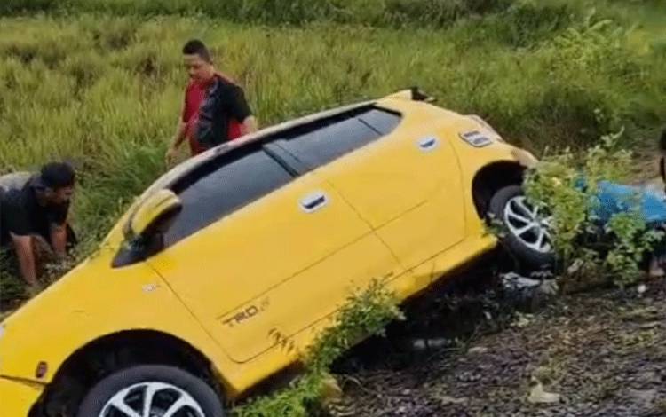 Mobil Masuk Parit di Kuala Kapuas diduga Akibat Jalan Licin