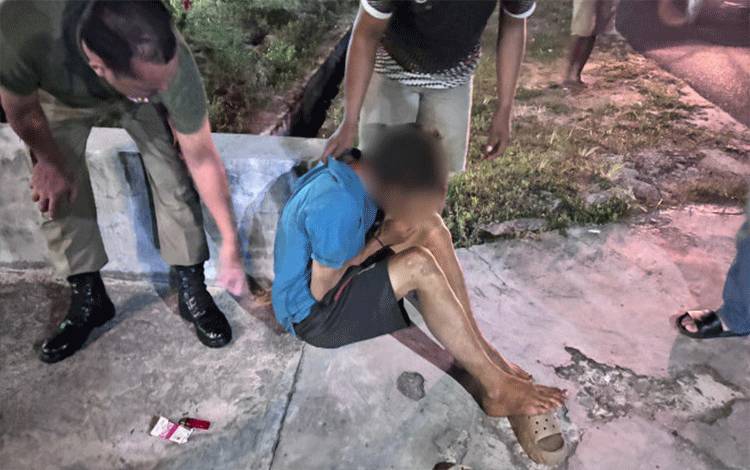 Satpol PP Kobar Amankan ODGJ yang Resahkan Warga Pinang Merah