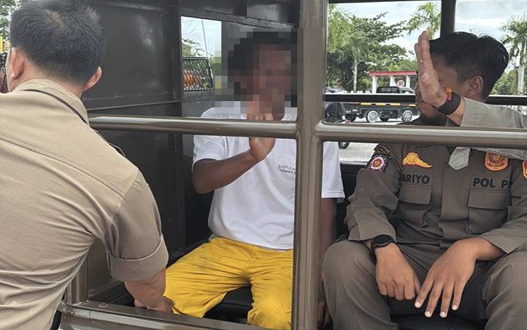 Satpol PP Amankan ODGJ yang Rusak Fasilitas Umum di Bundaran Pancasila