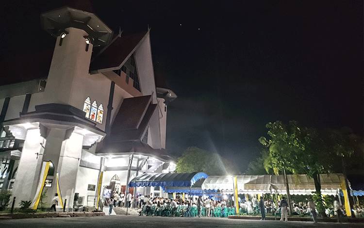 Ribuan Umat Katolik Padati Misa Kamis Putih di Katedral Santa Maria