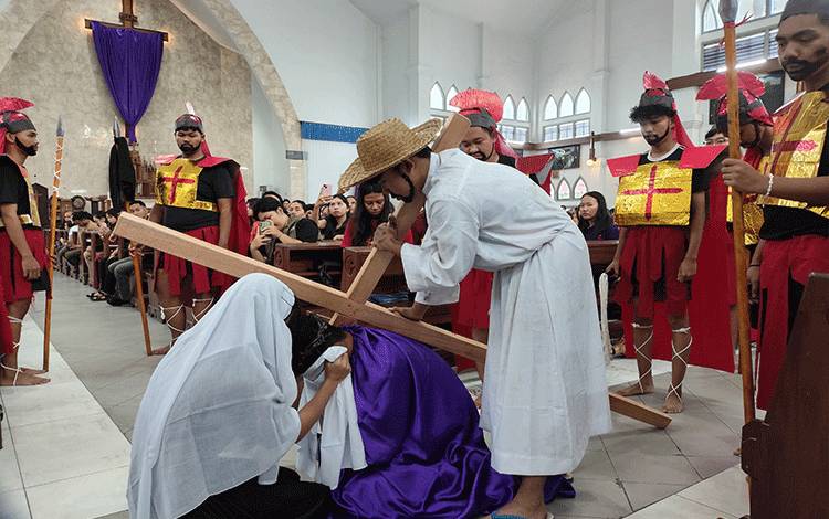 Prosesi Jalan Salib Ditampilkan dalam Visualisasi Jumat Agung di Katedral Santa Maria Palangka Raya