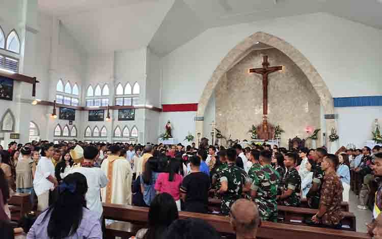 Umat Katolik Rayakan Paskah dengan Misa di Katedral Santa Maria Palangka Raya