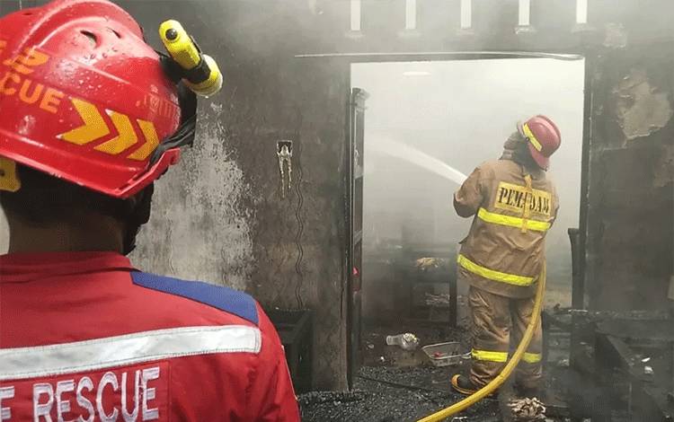 Rumah Semi Permanen di Jalan Karanggan III Hangus Terbakar, Kerugian Capai Rp350 Juta