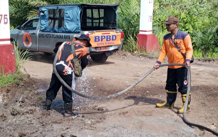 BPBD Palangka Raya Bergerak Cepat, Perbaiki Jalan dan Kendalikan Debu di Kawasan Pemakaman