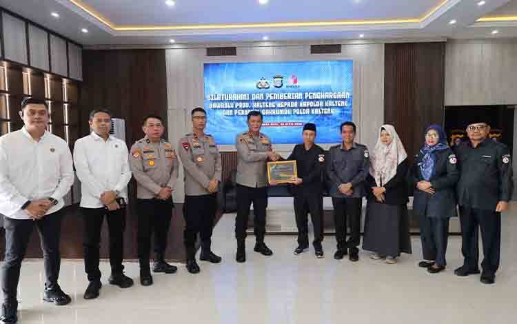 Kapolda Kalteng Terima Penghargaan dari Bawaslu RI
