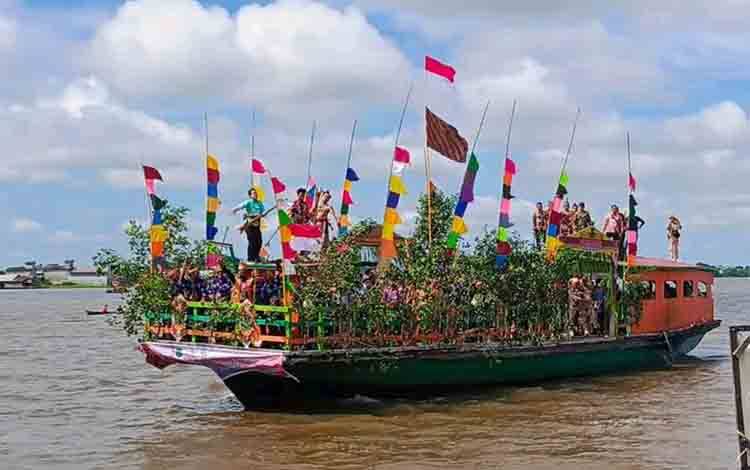 Tradisi Laluhan Meriahkan HUT Kapuas