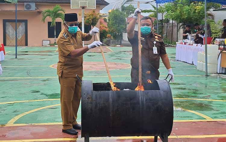Kejari Kobar Musnahkan Barang Bukti 61 Perkara yang Sudah Inkrah