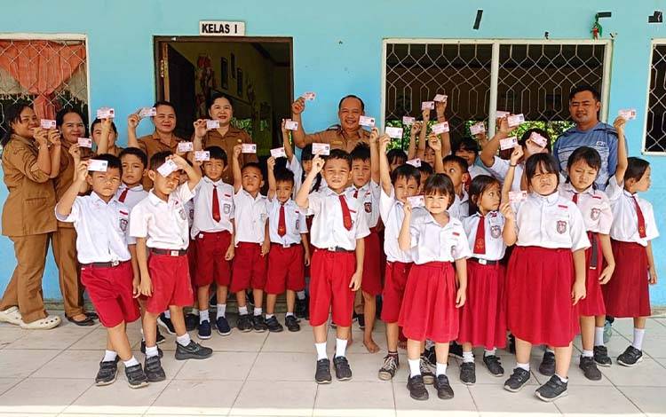 Jemput Bola ke Pelosok, Disdukcapil Bartim Sasar Empat SD Sekaligus untuk Percepatan KIA
