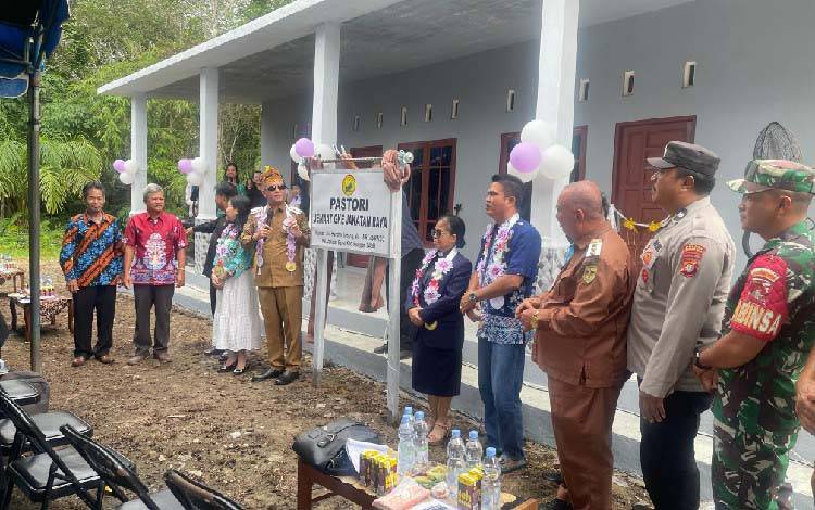 Bupati Gunung Mas Berharap Pastori Jemaat GKE Jakatan Raya Bisa Tingkatkan Pelayanan Umat