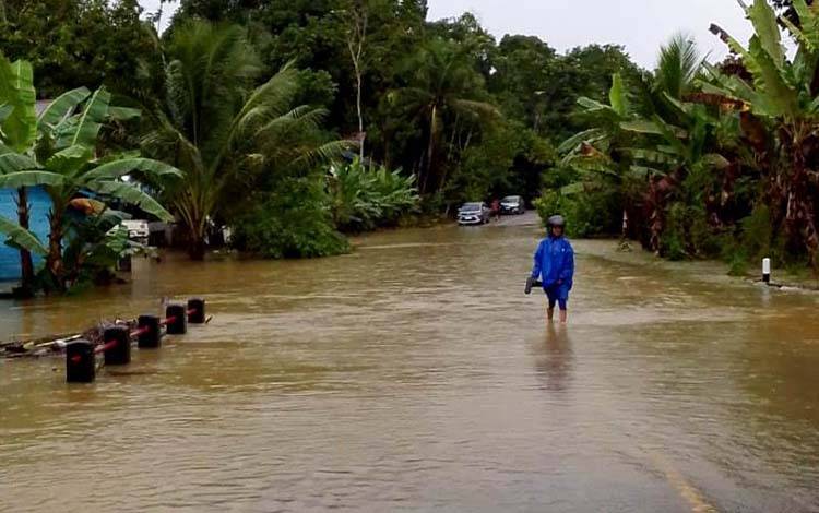DPRD Minta Balai Besar Kalteng Segera Tangani Jalan Poros Muara Teweh-Puruk Cahu Km 23 Sering Banjir