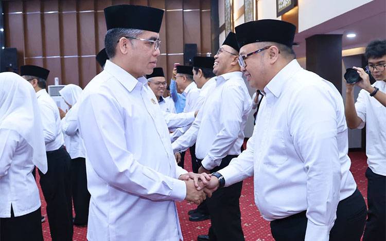 Menaker Lantik 12 Pejabat Kemnaker, Tekankan Pelayanan Publik dan Reformasi Ketenagakerjaan