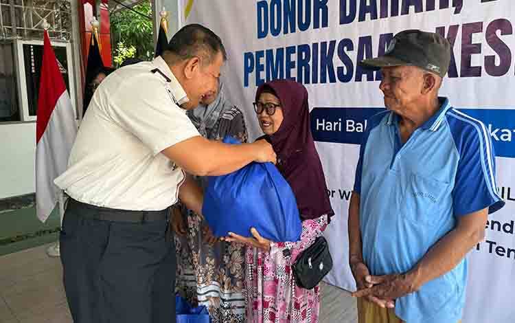 Peringati HBP, Kanwil Ditjenpas Kalteng Berbagi Sembako