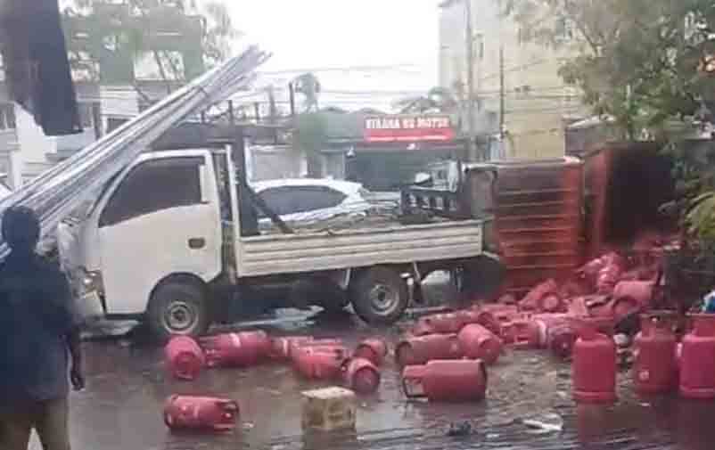 Truk Pengangkut Elpiji Terbalik di Km 10 Kertak Hanyar, Pikap Ikut Terlibat