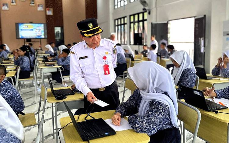 Kadisdik Baruu Tinjau Pelaksanaan TKA SMP Guna Memastikan Berjalan Lancar dan Transparan