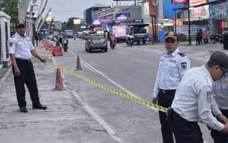 Tertibkan Area Parkir, Dishub Palangka Raya Pasang Garis Kuning di Depan RSUD Doris Sylvanus