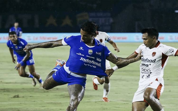 Persib Bandung Kokoh di Puncak Klasemen usai Tekuk Bali United 3-2