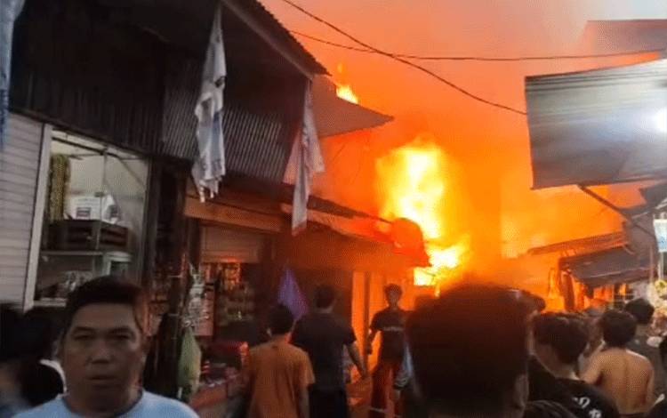 Kebakaran Landa Pasar Blok R Kuala Kapuas
