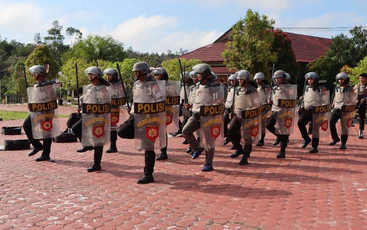 Personel Polres Gumas Latihan Pengendalian Massa Perkuat Kesiapsiagaan