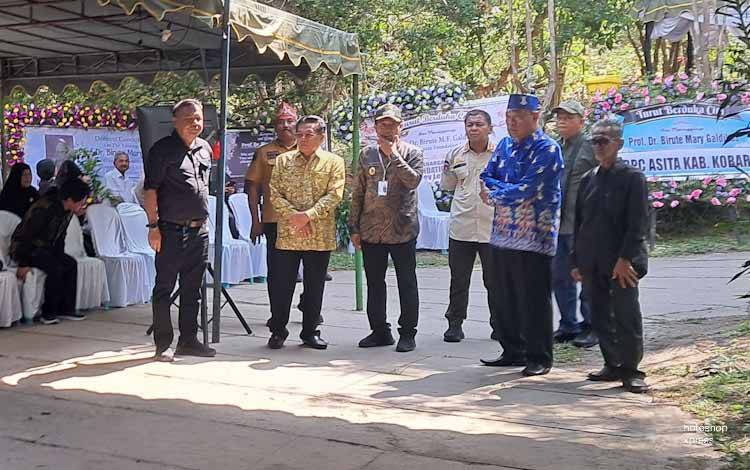 Sejak Pagi Warga, Tokoh Masyarakat, dan Aktivis Lingkungan Padati Lokasi Pemakaman Birute Galdikas