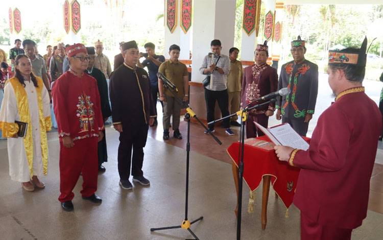 Lantik Dua Damang Baru, Bupati Katingan: Jaga Marwah Adat dan Nilai Rumah Betang