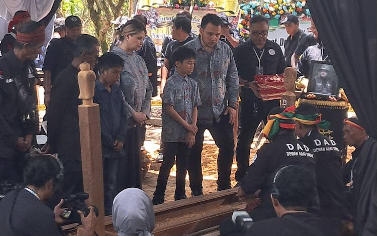 Rangkaian Adat Lanjut Pasca Pemakaman Birute Galdikas, Pelayat Injak Daun Tantomu dan Sombung