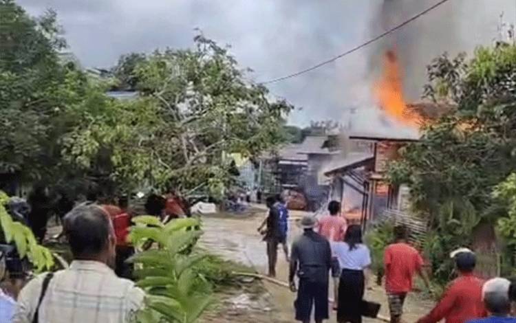 Kebakaran Rumah di Mandau Telawang Kapuas Sebabkan Seorang Luka-Luka dan 3 KK Terdampak