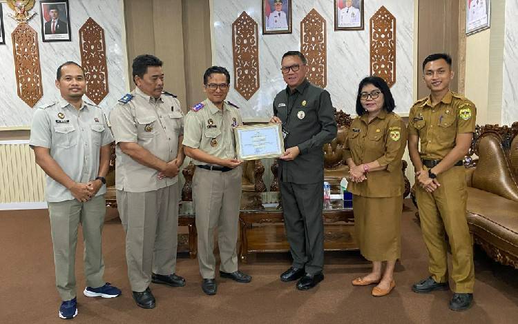 Kantor Pertanahan Kabupaten Gunung Mas Menerima Piagam Penghargaan dari Pemda