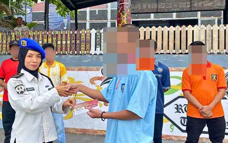 Rutan Tamiang Layang Beri Voucher Belanja Pemenang Pekan Olahraga HBP ke-62