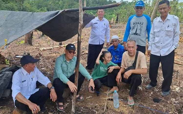 Pj Sekda Seruyan Tinjau Pengembangan Agroforestri Nilam dan Produk UMKM di Seruyan Hulu