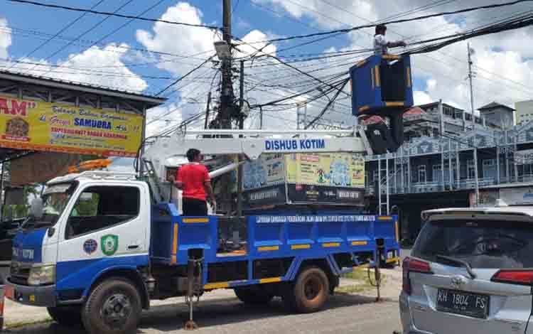 Kabel Traffic Light Menjuntai di Simpang HM Arsyad Sampit, Arus Lalu Lintas Sempat Tersendat