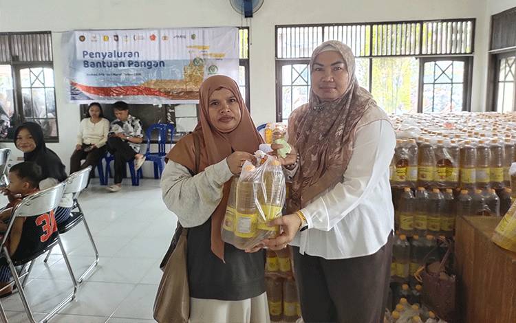 19.620 Kg Beras dan 3.924 Liter Minyak Goreng Bantuan Pangan Presiden di Salurkan Kelurahan Panarung