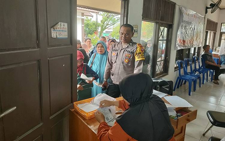 Polsek Pahandut Lakukan Pendampingan Penyaluran Bantuan Pangan Presiden di Kelurahan Panarung