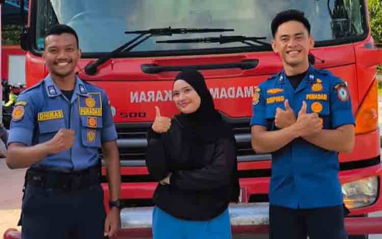 Bumil di Sampit Ngidam Naik Mobil Damkar Kotim