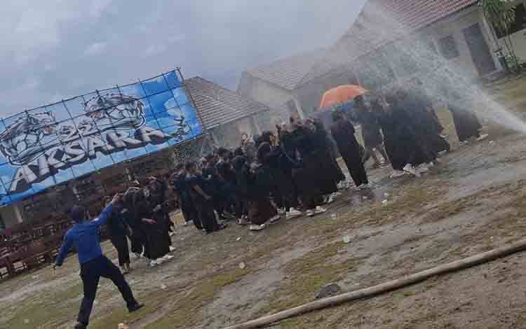 Damkar Seruyan Semprot Air di Perpisahan SMA Negeri 1 Hanau, Wujud Layanan Sosial ke Masyarakat