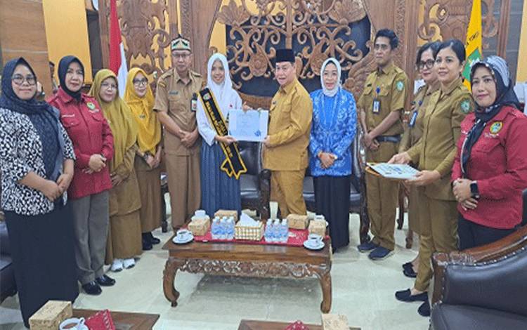 Pemkab Kotim Apresiasi Siswi Prestasi Dalam Kompetisi Literasi Tingkat Provinsi Kalteng