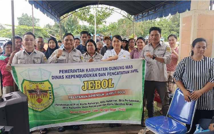 Masyarakat Serbu Layanan Dukcapil Gunung Mas di Tumbang Talaken