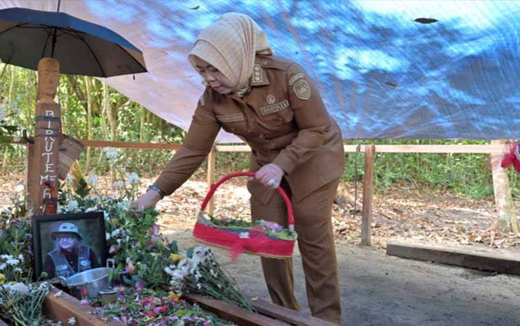 Bupati Kobar Ziarah ke Makam Prof. Birute Galdikas, Tegaskan Komitmen Jaga Hutan dan Orangutan